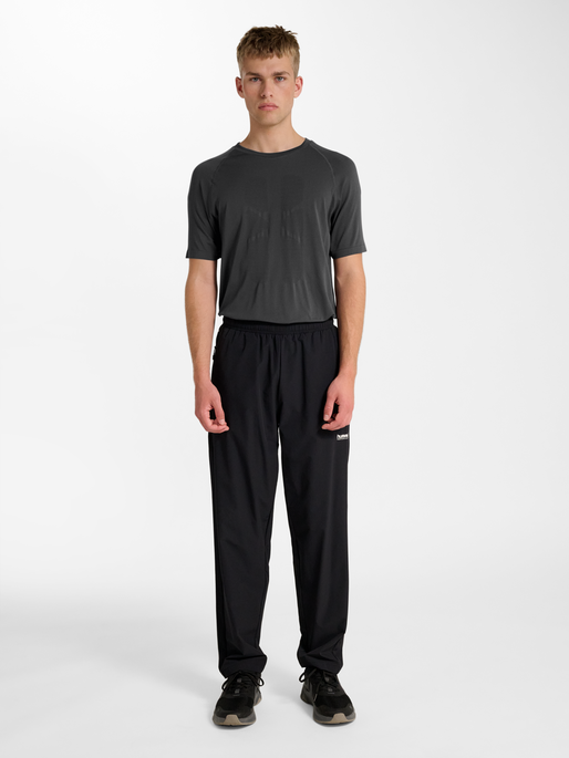 hmlHIIT SEAMLESS T-SHIRT S/S, EBONY, model