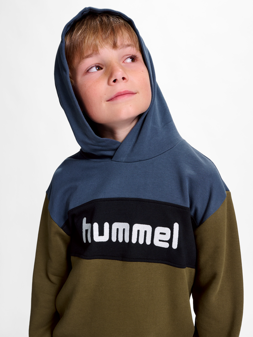 hmlMORTEN HOODIE, 6745, model