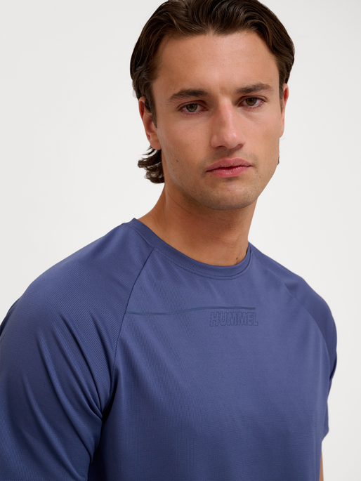 hmlCOURT LIGHT WEIGHT T-SHIRT, BLUE INDIGO, model