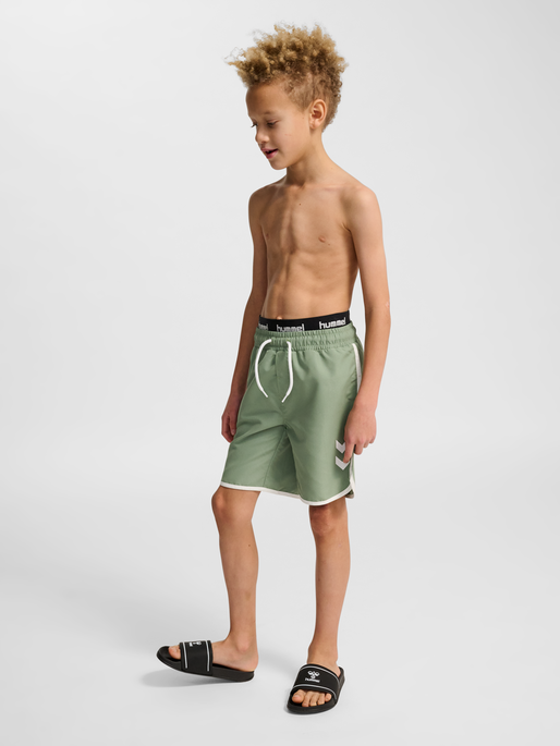 hmlSWELL BOARD SHORTS, HEDGE GREEN, model