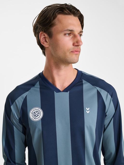 hmlPULSE MESH T-SHIRT L/S, BLUE MIRAGE/DRESS BLUE, model