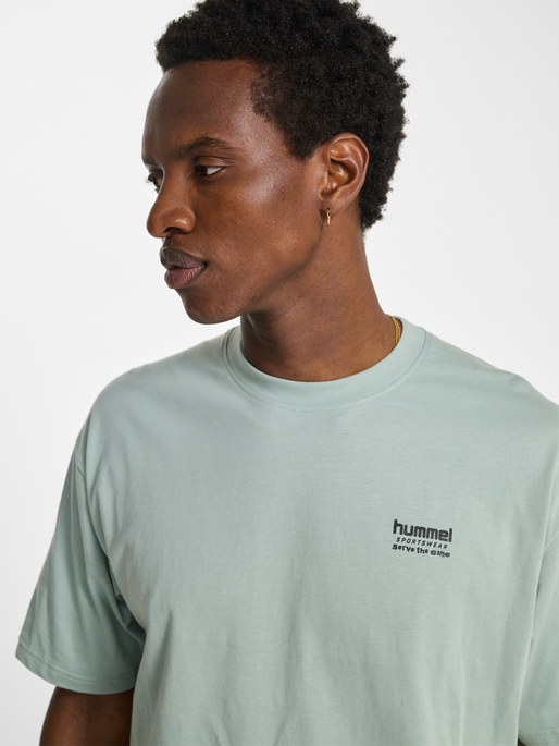hmlLOOSE T-SHIRT S/S HSW FOOTBALL, ICEBERG GREEN, model