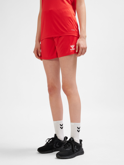 hmlESSENTIAL SHORTS WOMAN, TRUE RED, model