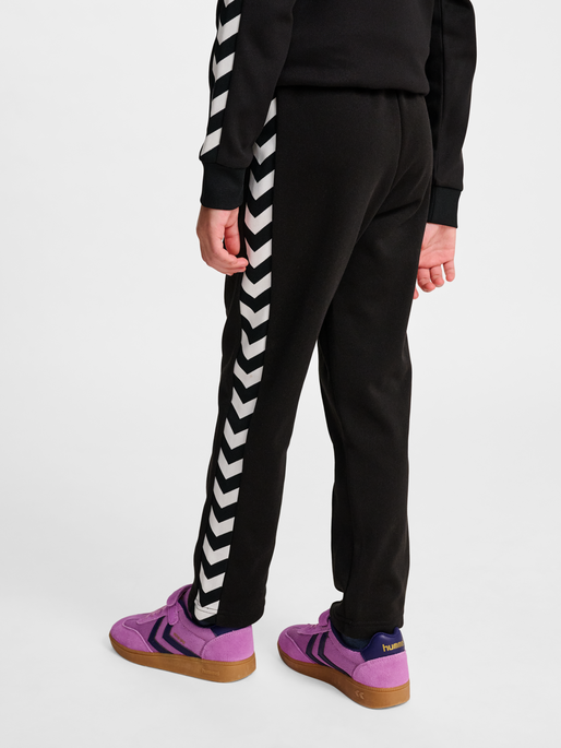 hmlJR ARCHIVE REGULAR POLY PANTS, BLACK, model