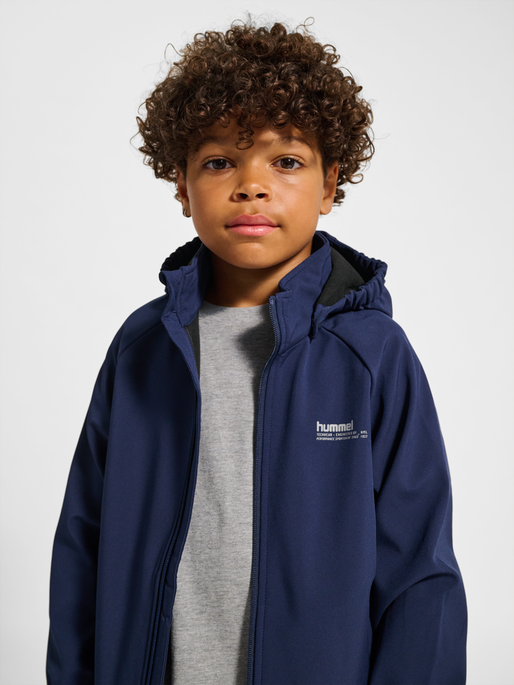 hmlJR LOOSE SOFTSHELL JACKET, BLACK IRIS, model