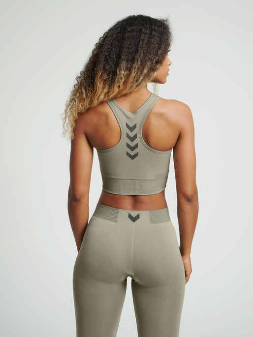 HUMMEL FIRST SEAMLESS BRA WOMEN, LONDON FOG, model