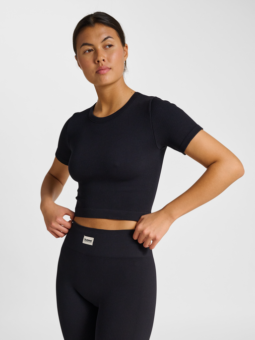 hmlPULSE SEAMLESS RIB W T-SHIRT S/S, BLACK, model