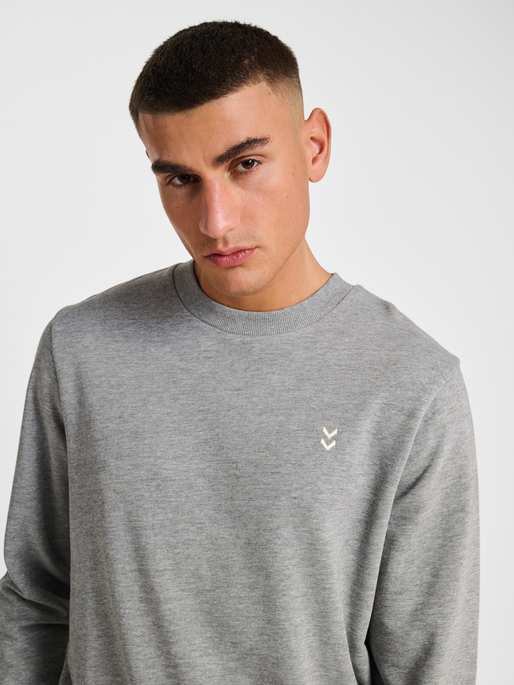 hmlPULSE SWEAT CREWNECK, GREY MELANGE, model