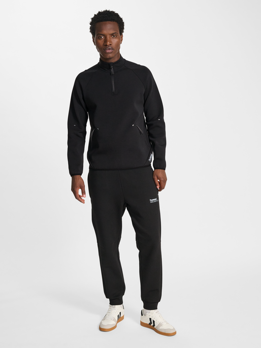 hmlTECH FLEECE HALFZIP, BLACK, model