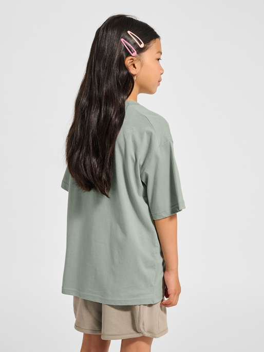hmlJR LOOSE T-SHIRT S/S HS GRAPHIC, ICEBERG GREEN, model