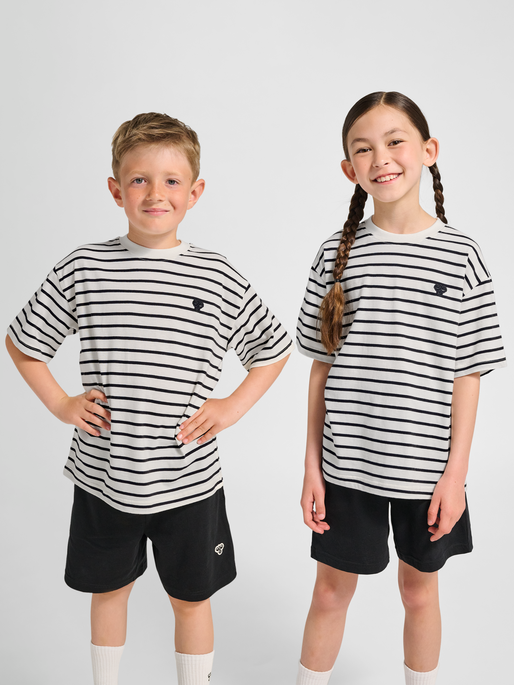 hmlJR LOOSE STRIPED T-SHIRT S/S BEE, TOFU, model