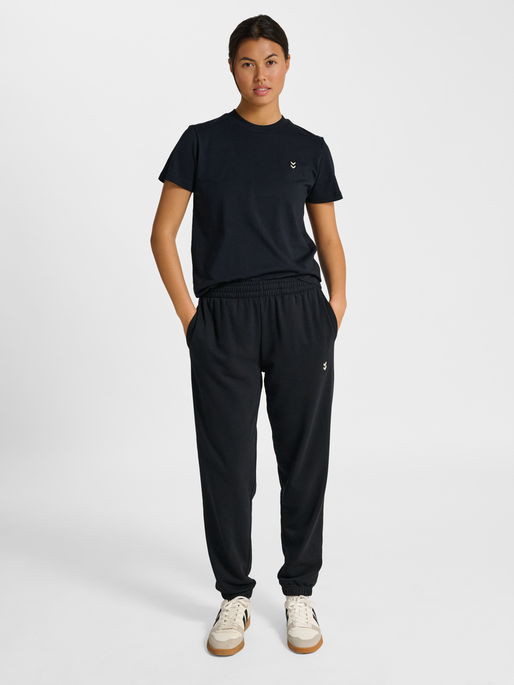 hmlPULSE W SWEAT PANTS, BLACK, model
