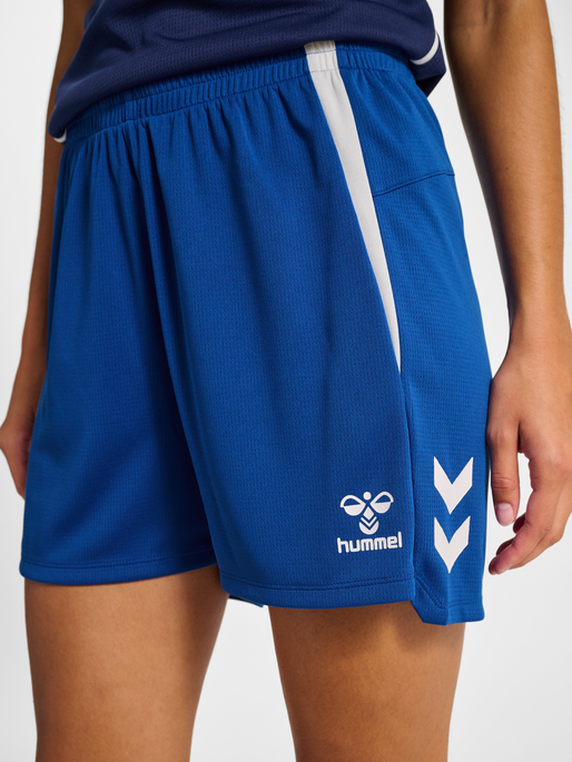 hmlLEAD 2.0 SHORTS WOMAN, TRUE BLUE, model