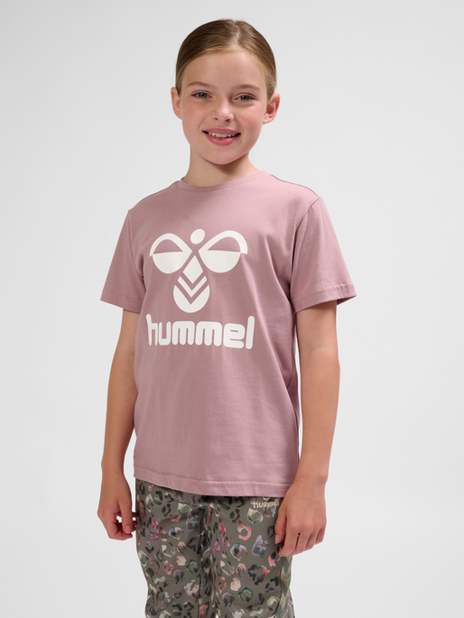 hmlTRES T-SHIRT S/S, WOODROSE, model