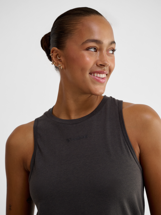 hmlMT VANJA TOP, ESPRESSO, model