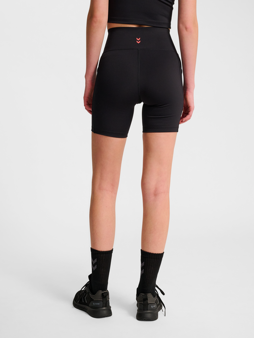 hmlHIIT INTENSITY HW SHORT TIGHTS, BLACK, model