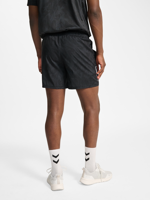 hmlPULSE AOP WORKOUT SHORTS, BLACK/EBONY, model